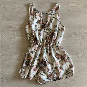 Cream flowered romper! In perfect condition